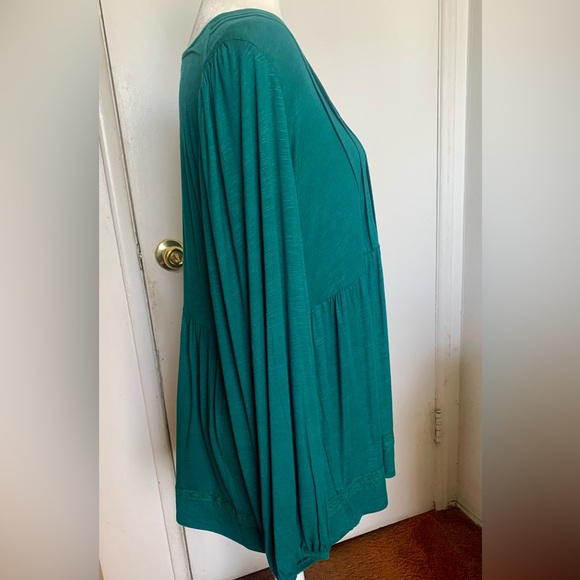 TORRID Slub V-Neck Lace Inset Pintuck Babydoll Top Botanical Green - Picture 6 of 10